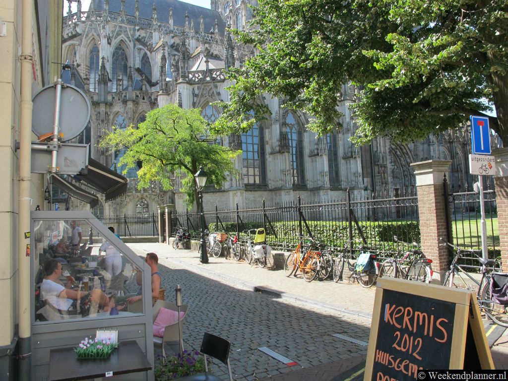 Rond de Sint Jan liggen veel gezellige cafés en restaurants. Loop ook eens om de kathedraal en bekijk de vele beelden. Bij een recente restauratie is er een beeld van een engel met  mobieltje bijgeplaatst. Je kunt de engel bellen.